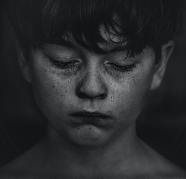 عکس دختر غمگین سر قبر