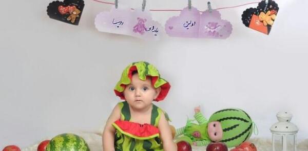 ایده عکس شب یلدا نوزاد در خانه