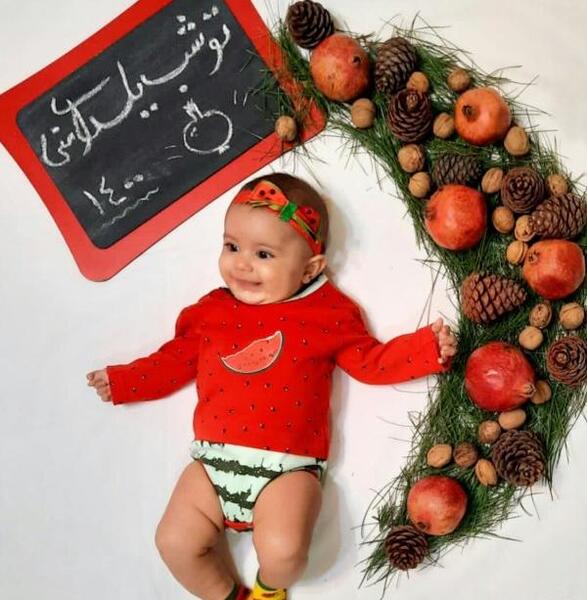 ایده عکس شب یلدا نوزاد در خانه