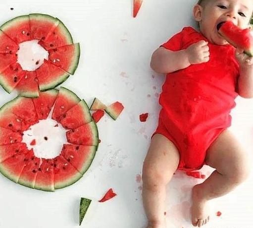 ایده عکس شب یلدا نوزاد در خانه