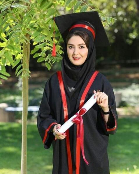 ژست عکس فارغ التحصیلی دو نفره