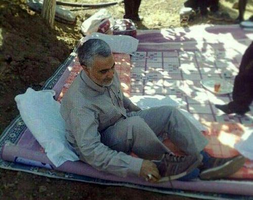 عکس سردار سلیمانی در آغوش رهبر