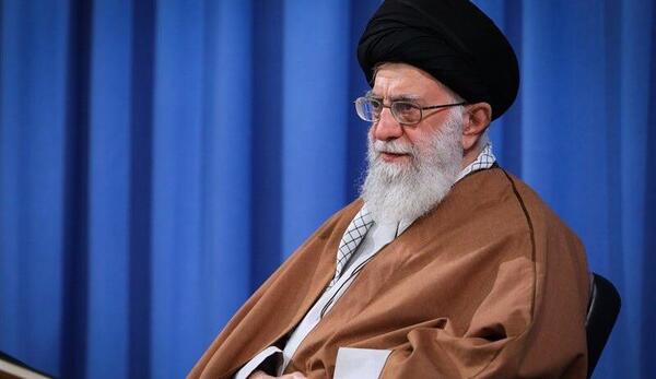 عکس سردار سلیمانی در آغوش رهبر