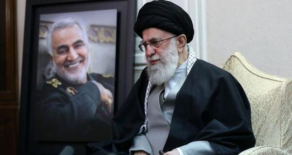 عکس سردار سلیمانی در آغوش رهبر