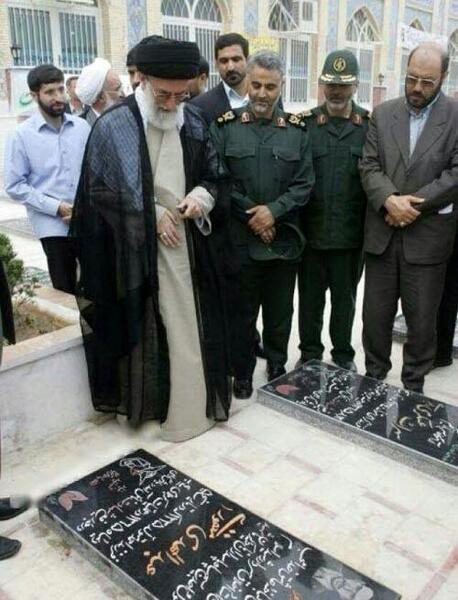عکس سردار سلیمانی در آغوش رهبر