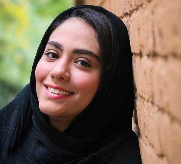 عکس مجری زن عطسه