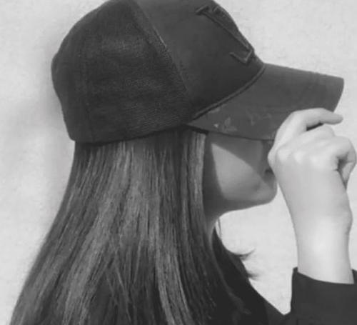 عکس دختر کلاه پشمی