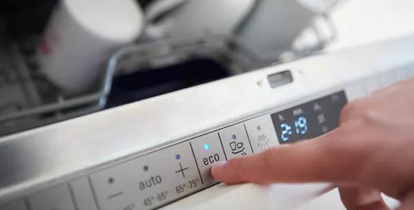 عکس از پشت ماشین ظرفشویی