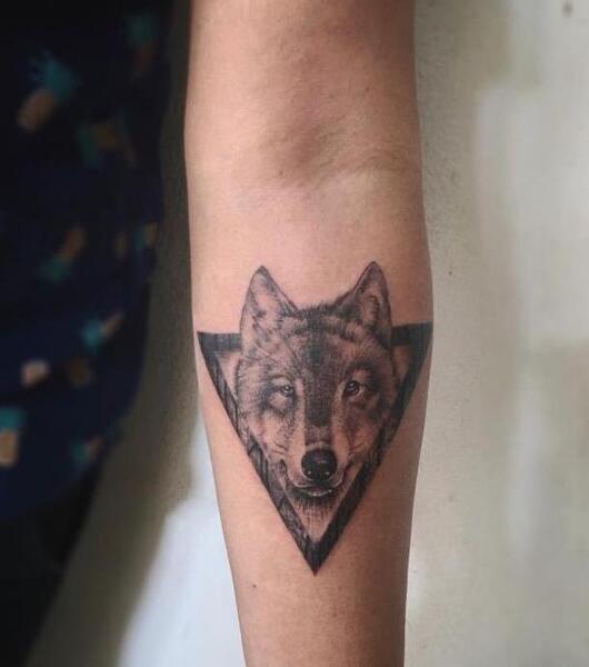 عکس تاتو روی دست مردانه گرگ