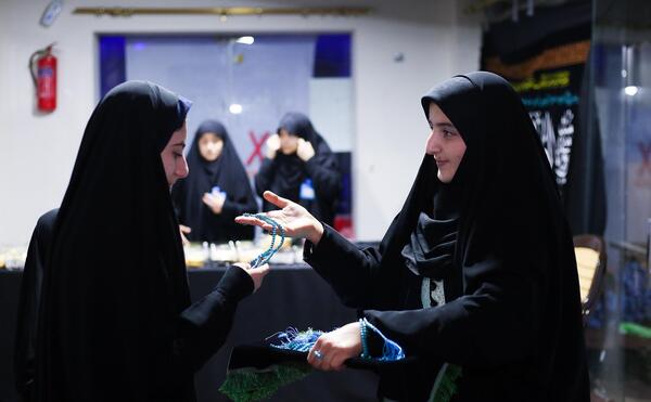 عکس دختر چادری در هیئت