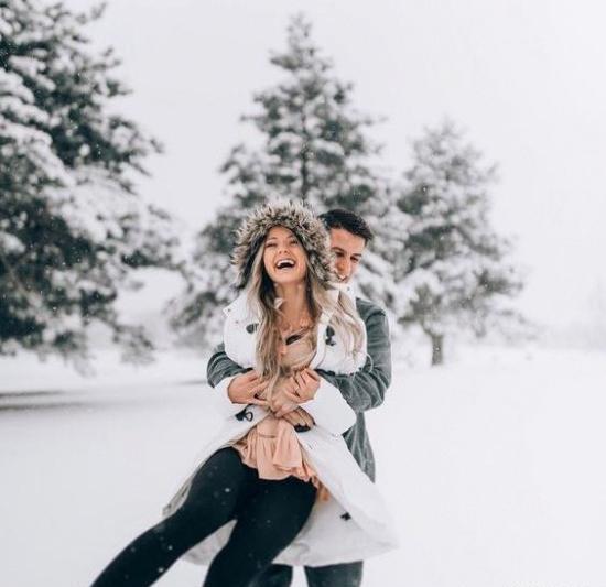 عکس برف بازی عاشقانه