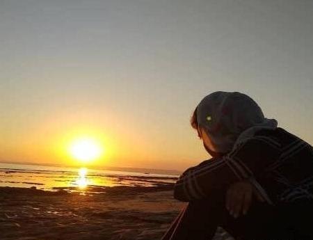 عکس دختر غمگین کنار دریا با متن