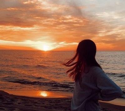 عکس دختر غمگین کنار دریا با متن
