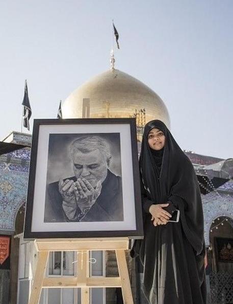 عکس حاج قاسم در حرم حضرت زینب