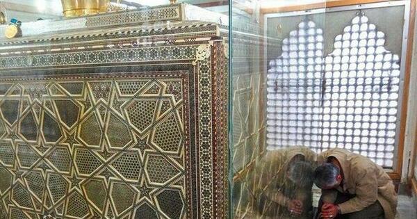 عکس حاج قاسم در حرم حضرت زینب