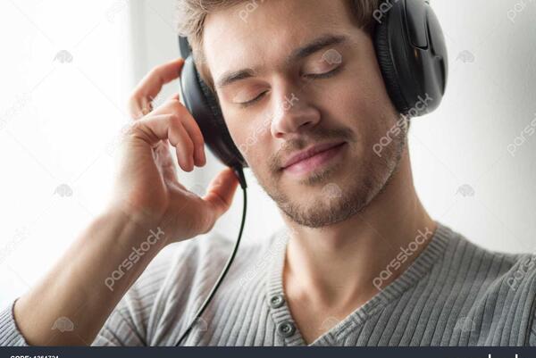 عکس پسر درحال موسیقی گوش دادن