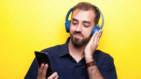 عکس پسر درحال موسیقی گوش دادن