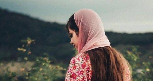 عکس دختر از پشت سر با شال در برف