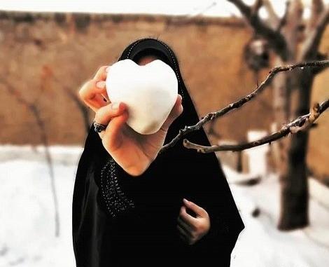 عکس دختر از پشت سر با شال در برف