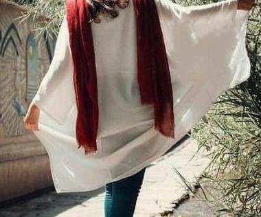عکس دختر از پشت سر با شال در برف