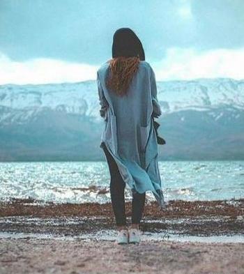 عکس دختر از پشت سر با شال در برف