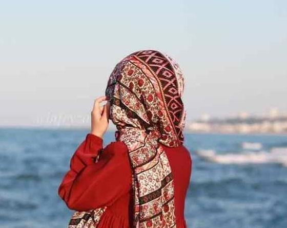 عکس دختر از پشت سر با شال در برف