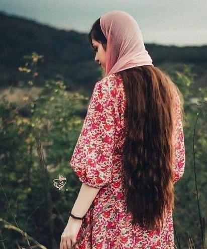 عکس دختر از پشت سر با شال در برف