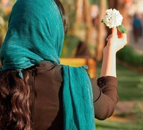 عکس دختر از پشت سر با شال در برف