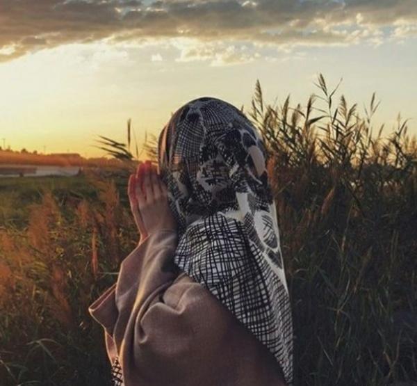 عکس دختر از پشت سر با شال در برف