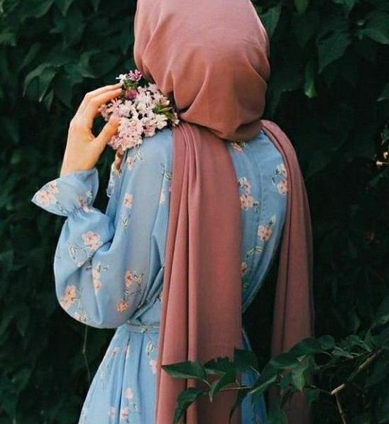 عکس دختر از پشت سر با شال در برف