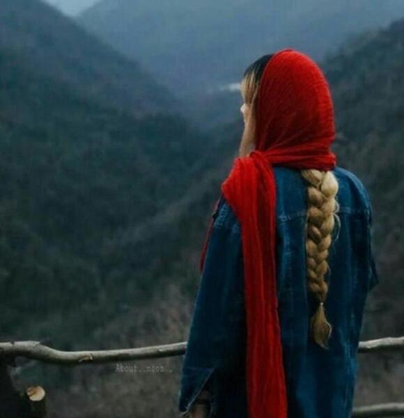 عکس دختر از پشت سر با شال در برف