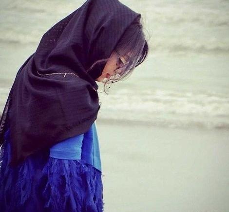 عکس دختر از پشت سر با شال در برف