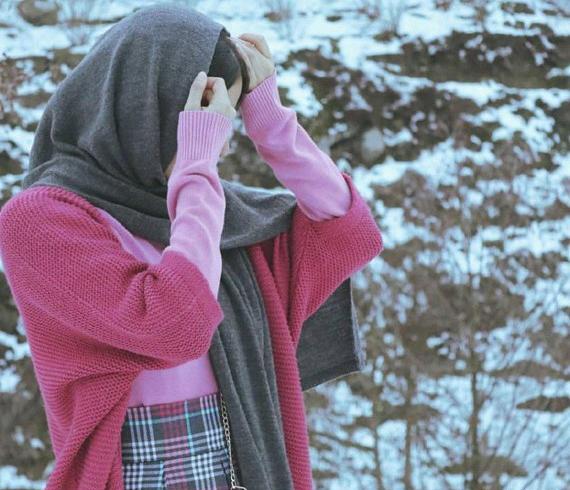 عکس دختر از پشت سر با شال در برف