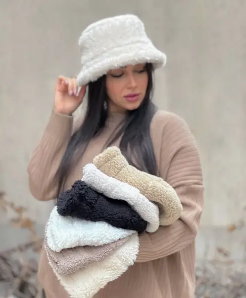 عکس کلاه زمستانی با کت و شلوار