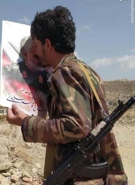 عکس حاج قاسم با تفنگ