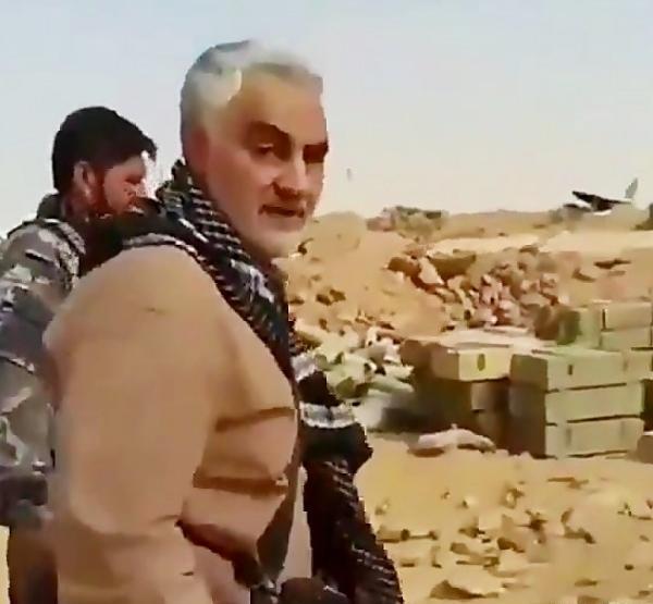 عکس حاج قاسم با تفنگ