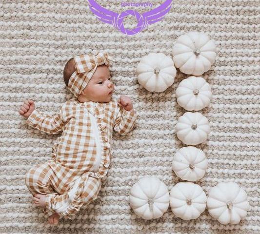 عکس یک ماهگی نوزاد پسر با شکلات