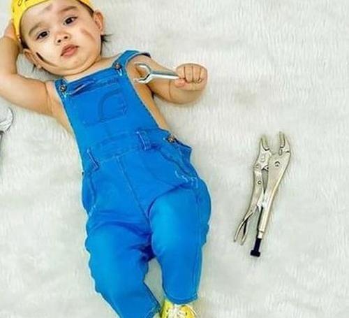 عکس یک ماهگی نوزاد پسر با شکلات