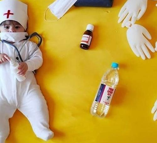 عکس یک ماهگی نوزاد پسر با شکلات