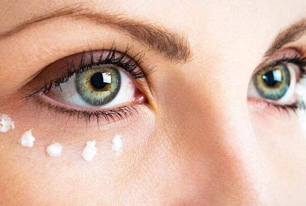 عکس چشم های پف دار