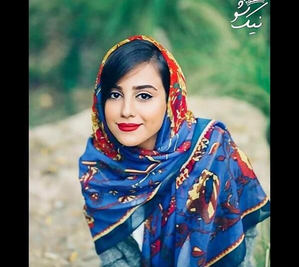 عکس خواننده روسری آبی