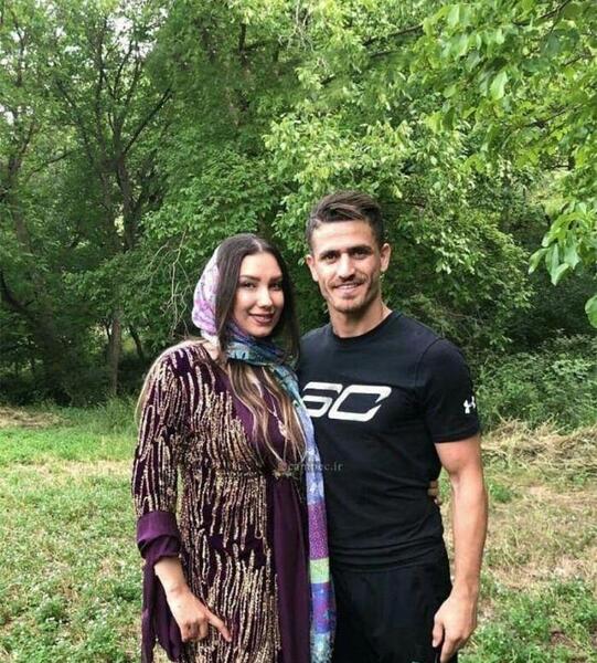 عکس زن ژست بازیکن استقلال