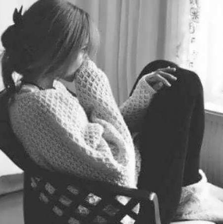 ژست عکس تولد غمگین