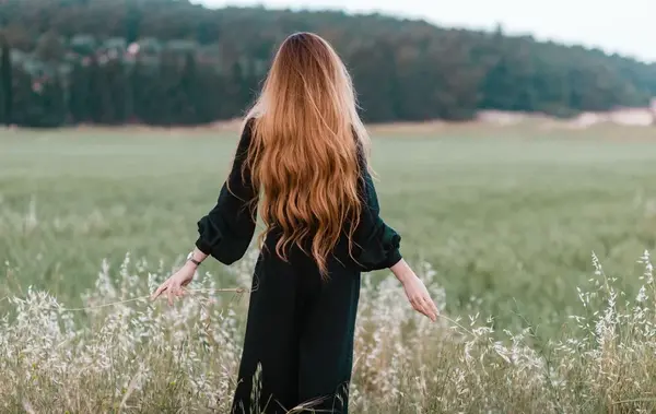 عکس زن در طبیعت