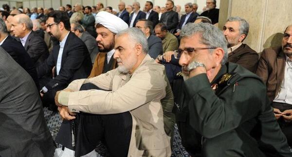 عکس حاج قاسم در آغوش رهبر