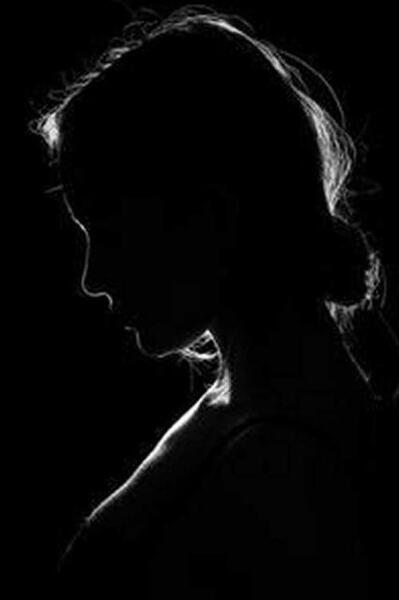 عکس دختر غمگین در شب تاریک