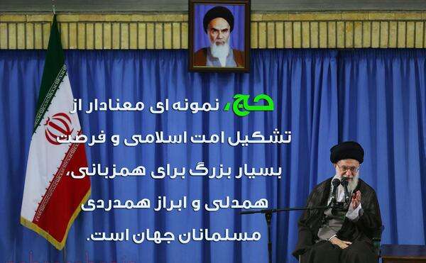 عکس رهبر در سخنرانی امروز