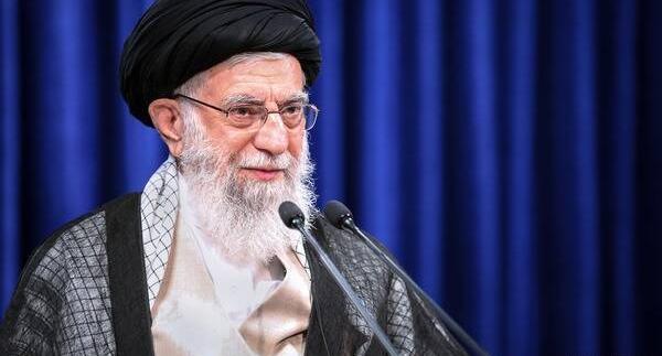 عکس رهبر در سخنرانی امروز