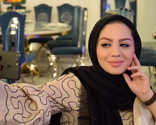 ژست عکس مجری