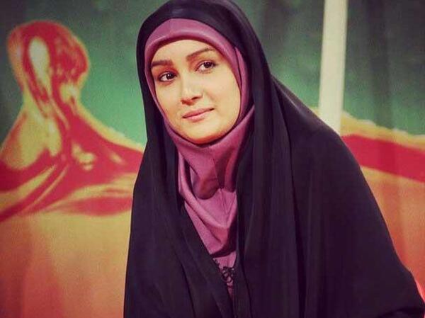 ژست عکس مجری